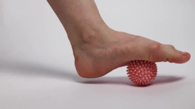 Kadın kas ağrısı ve stresten dolayı ayak masajı topuyla antrenman yapıyor. Sıkı çalışma gününden sonra rahatlama masajı. 
