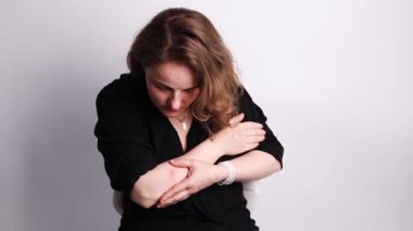 Derisinde termal yanık olan bir kadın eli. Ütü yaparken ya da yemek pişirirken aile içi yaralanma. Elin kadınındaki yaralar..