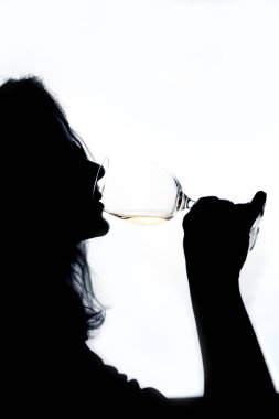 Beyaz arka planda şarap içen kadın. Barda bayramı kutlayan kadın gölgesi. Romantik bir akşam. 