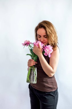 Sevgililer Günü. Kadın evde şakayık kokusu alıyor. Ev hanımı tatil hediyesi aldı. Alerji yok.