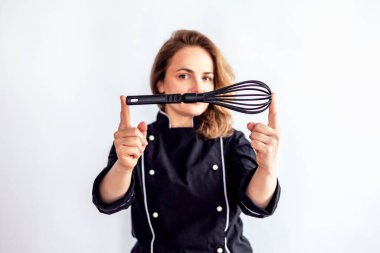 Beyaz arka planda izole edilmiş çırpılmış çırpı tutan Kafkasyalı kadın bir şef..