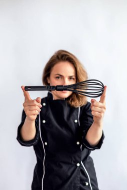 Beyaz arka planda izole edilmiş çırpılmış çırpı tutan Kafkasyalı kadın bir şef..