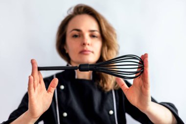 Beyaz arka planda izole edilmiş çırpılmış çırpı tutan Kafkasyalı kadın bir şef..