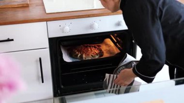 Yeni pişmiş bir turtanın yakın çekimi. Turtanın altın kahverengi kabuğu ve lezzetli görünümlü dolgusu var. Reçelli taze muzlu turta.. 