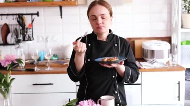 Kadın aşçı yaptığı yemeği tadıyor. Sağlıklı gıda konsepti.