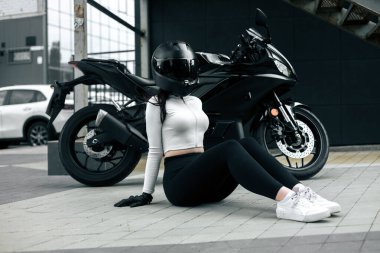 Kasklı spor kızı şehirde motosiklet üstünde poz veriyor.. 