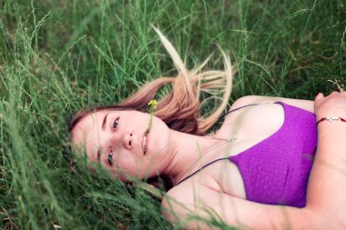 güzel kızın rahatlatıcı Bahçe çim üzerinde yalan