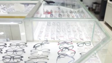 Dükkanda sergilenen bir dizi gözlük. Bir optik mağazasında gözlüklü olarak durmak. Görme düzeltmesi.