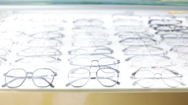 Dükkanda sergilenen bir dizi gözlük. Bir optik mağazasında gözlüklü olarak durmak. Görme düzeltmesi.