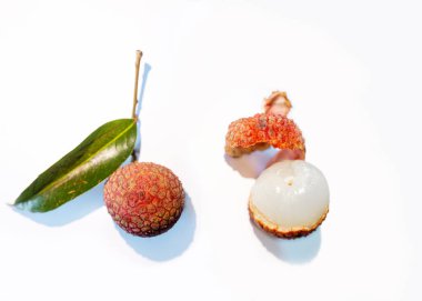 Taze olgun liçi tropikal meyvesi beyaz arka planda izole edilmiş.