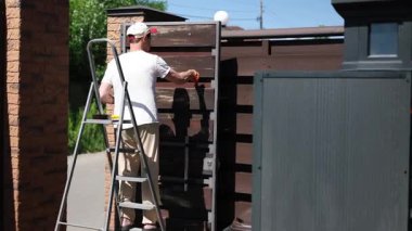 Tamirci ahşap kaplama ahşap kaplama ahşap boya uygulamasını geliştiriyor. Kendin yap konsept..