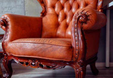 Çatı katı. Eski deri kanepeli gri duvar. Odadaki antika mobilya kanepesi. Ayrıntılar koltuk derisinde..