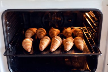 Taze pişmiş enfes kruvasanlar tezgah tepsisine konur..