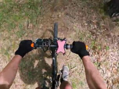 Bakış açısı. Ormanda dağ bisikleti süren bisikletçi. Macera kavramı, dışarıda boş zaman geçirmek..