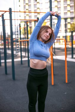 Spor giyim kuşamında karın bölgesindeki sağlıklı bir kadının görüntüsü. Güzellik ve moda kavramı, kadın sağlığı, anti-selülit, diyet. 