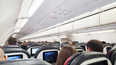 Yolcu koltuğu, koltuklarda oturan yolcuların olduğu uçağın içi. Seyahat kavramı.