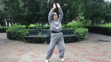 Canlı Çinli son sınıf kadınları hazırlık egzersizleri ve esneme hareketleri yapıyorlar. Sağlık, egzersiz ve spor imajı.