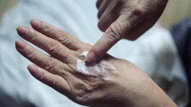 Yaşlanmış Kadın Eller Bakım Kremi yakın plan. Yaşlanmayla Mücadele Kozmetik. Yaşlı Yetişkin Kadın Cilt ve Masaj Koluna Yumuşaklık İçin Krem Sürün. Günlük Nemlendirici Susuzluk Vitamin Olgunluk Yaş Kremi