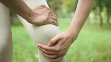 Yakın plan kadın bacakları. Tanınmaz haldeki ince etekli güçlü kadın koşucu. Sabah koşusu antrenmanı..