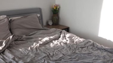 Yatağı buruşuk yatak odası. Kırış kırış yatak, dağınık yatak, ev temizliği buruşuk çarşaf tonlarını düzleştirip yatağın yapılmamış sağlıklı ortamına katkıda bulunuyorum..