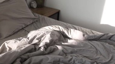 Yatağı buruşuk yatak odası. Kırış kırış yatak, dağınık yatak, ev temizliği buruşuk çarşaf tonlarını düzleştirip yatağın yapılmamış sağlıklı ortamına katkıda bulunuyorum..