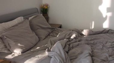 Yatağı buruşuk yatak odası. Kırış kırış yatak, dağınık yatak, ev temizliği buruşuk çarşaf tonlarını düzleştirip yatağın yapılmamış sağlıklı ortamına katkıda bulunuyorum..