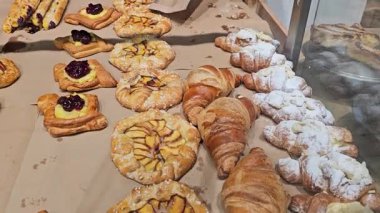 Kahvaltılık, Brunch ve Tatlı Sevenlerin Tatlıya Tadını Çıkarması İçin Kafe 'deki açık büfe masasında çeşitli hamur işleri, kekler ve tatlı ekmekler sergilenmektedir.