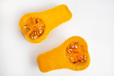 Olgun dilimlenmiş tereyağı kabağı beyaz arkaplanda izole edilmiş ve kopyalama alanı var