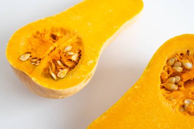 Olgun dilimlenmiş tereyağı kabağı beyaz arkaplanda izole edilmiş ve kopyalama alanı var