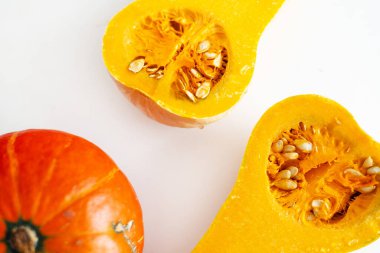 Olgun dilimlenmiş tereyağı kabağı beyaz arkaplanda izole edilmiş ve kopyalama alanı var