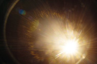 Siyahta soyut Doğal Güneş parlaması.