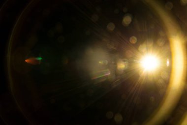 Siyahta soyut Doğal Güneş parlaması.