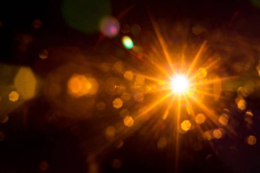 Siyahta soyut Doğal Güneş parlaması.