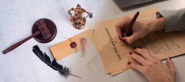 Noter 'in vasiyetnamesi ve son arzusu üzerine halka açık kalem ve mühür. Noter kamu araçları