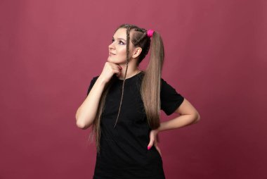 İnanılmaz kısa saçlı kadının yakın plan fotoğrafı. Boş alana bakıyor. Derin düşüncelere dalmış yaratıcı bir insan.