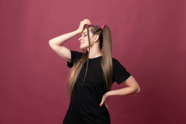 İnanılmaz kısa saçlı kadının yakın plan fotoğrafı. Boş alana bakıyor. Derin düşüncelere dalmış yaratıcı bir insan.