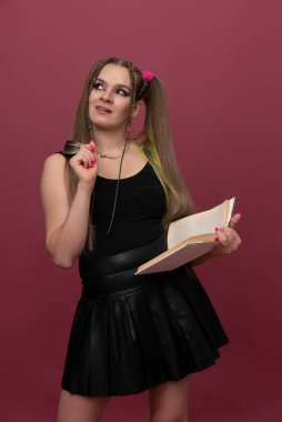 Kadın defterine kırmızı arka plana izole bir şekilde yazıyor.