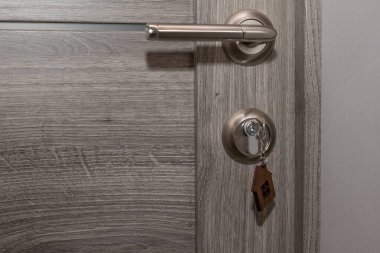 Buy or Rent konsepti. Anahtar deliğinde ev şeklinde incik boncuklu anahtarlar..