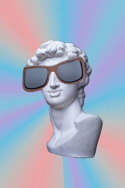 Çağdaş sanat kolajı. Kavram. Gökkuşağı arka planında güneş gözlüklü David 'in alçıtaşı başı