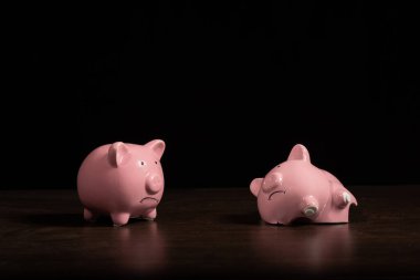 Bandajlı yeni ve kırık domuz kumbarası veya ekonomik durgunluk veya iflas için alçı finans arka planı konsepti