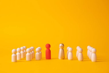 İki uzlaşmaz insan grubu. Rekabet ve rekabet. Çatışma düşmanlığı, saldırganlık. Pazarlık yoluyla çözüm ve uzlaşma. Rakip suç çeteleri. Irklar arası anlaşmazlık. Karşılaşma