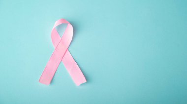 Mavi arka planda pembe kurdele göğüs kanseri