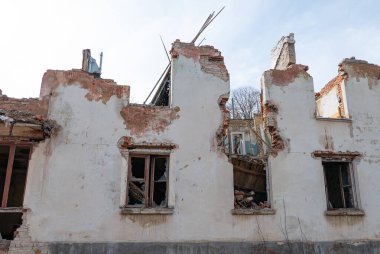 Savaş sonrası manzarası. Yıkılmış bina. Savaş kalıntıları. Bombalamadan sonra şehri yok etti. Ölü şehir. Bombalanmış binalar. Enkaz binaları. Savaş yıkımı.