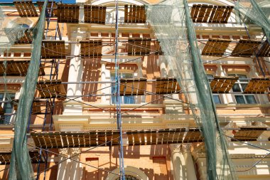 Ağ örme gölgesi ve iskelesi olan bir yapı.