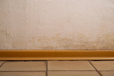 Yağmur suyu ya da zemin ısıtma sistemlerini su basması, hasara neden olması, boya ve küf soyulması