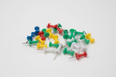 kırpma yolu beyaz zemin üzerine çeşitli raptiyeler, yakın çekim