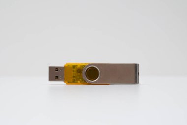 USB flaş bellek beyaz bir arkaplanda izole. Kırpma yolu dahil.