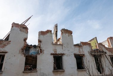 Savaş sonrası manzarası. Yıkılmış bina. Savaş kalıntıları. Bombalamadan sonra şehri yok etti. Ölü şehir. Bombalanmış binalar. Enkaz binaları. Savaş yıkımı.