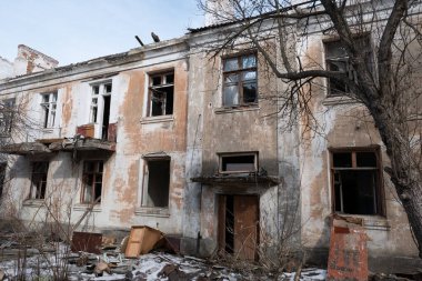 Savaş sonrası manzarası. Yıkılmış bina. Savaş kalıntıları. Bombalamadan sonra şehri yok etti. Ölü şehir. Bombalanmış binalar. Enkaz binaları. Savaş yıkımı.