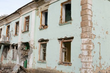 Savaş sonrası manzarası. Yıkılmış bina. Savaş kalıntıları. Bombalamadan sonra şehri yok etti. Ölü şehir. Bombalanmış binalar. Enkaz binaları. Savaş yıkımı.